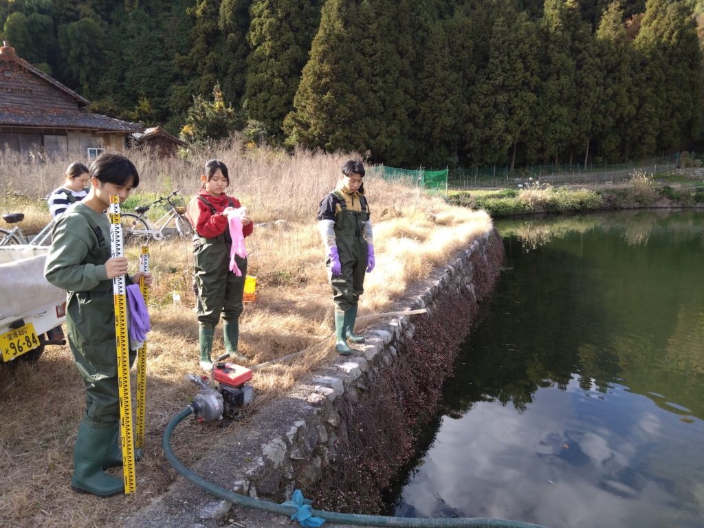 学生が作業している様子